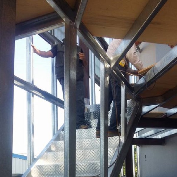 鋁門窗系列安裝於鐵皮屋側牆