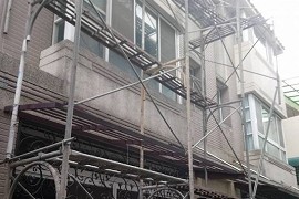 門型鷹架搭設於公寓大樓外牆